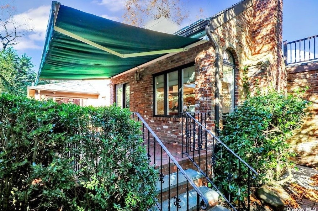 272 Chapel Rd, North Hills NY  11030-3726 exterior