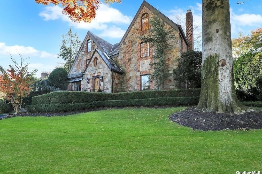 272 Chapel Rd, North Hills NY  11030-3726 exterior