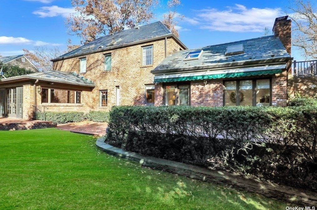 272 Chapel Rd, North Hills NY  11030-3726 exterior