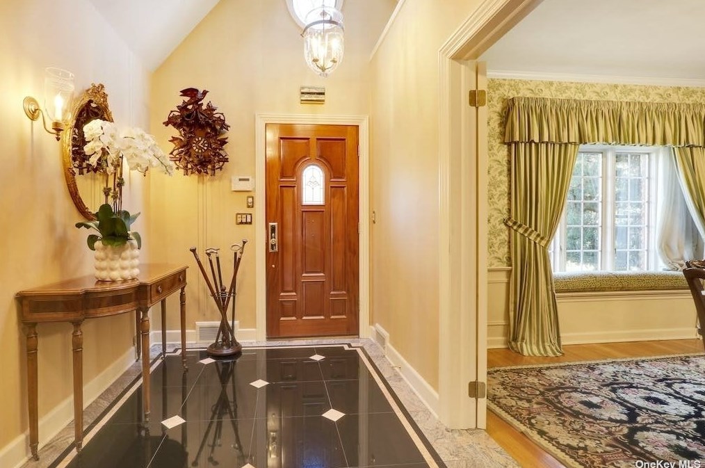 272 Chapel Rd, North Hills NY  11030-3726 exterior