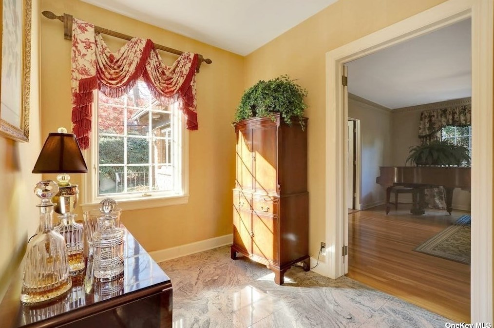 272 Chapel Rd, North Hills NY  11030-3726 exterior