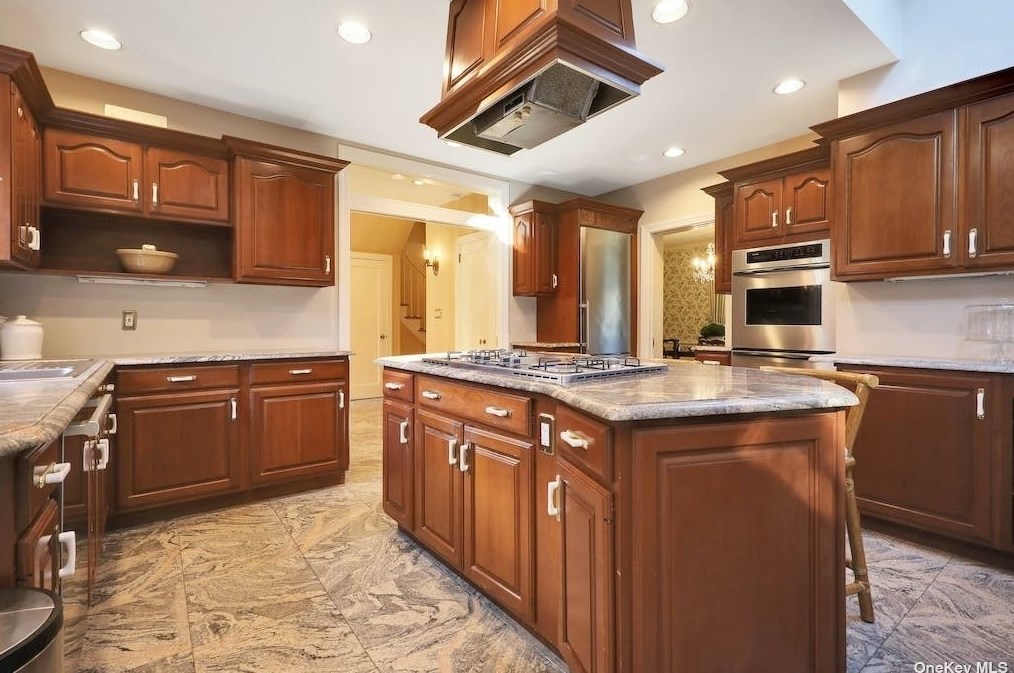 272 Chapel Rd, North Hills NY  11030-3726 exterior