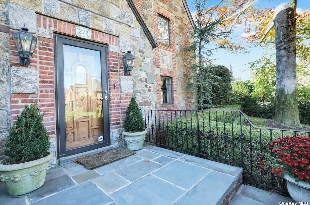 272 Chapel Rd, North Hills NY  11030-3726 exterior