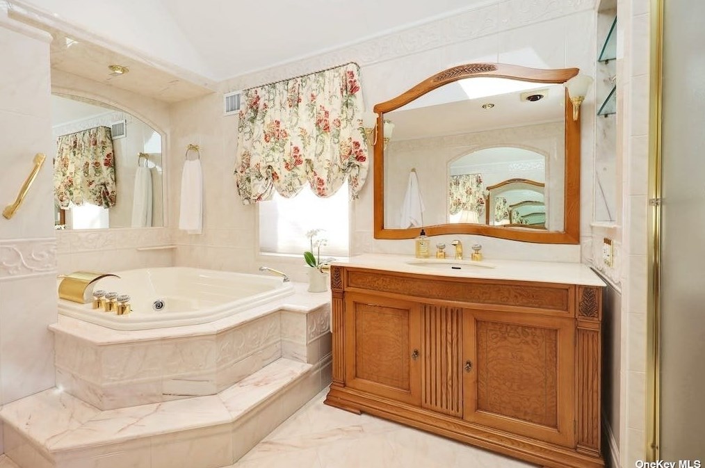 272 Chapel Rd, North Hills NY  11030-3726 exterior