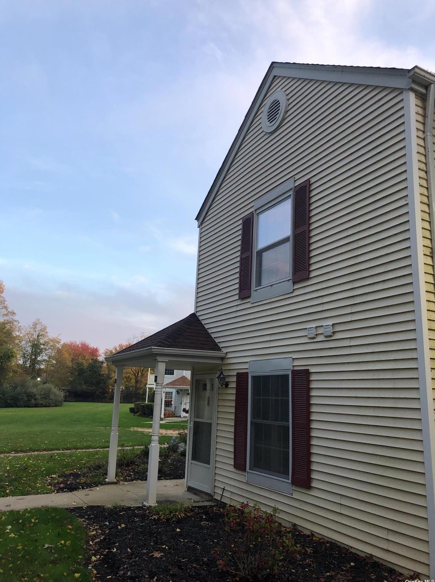 288 Fairview Cir, Middle Island, NY 11953-2360