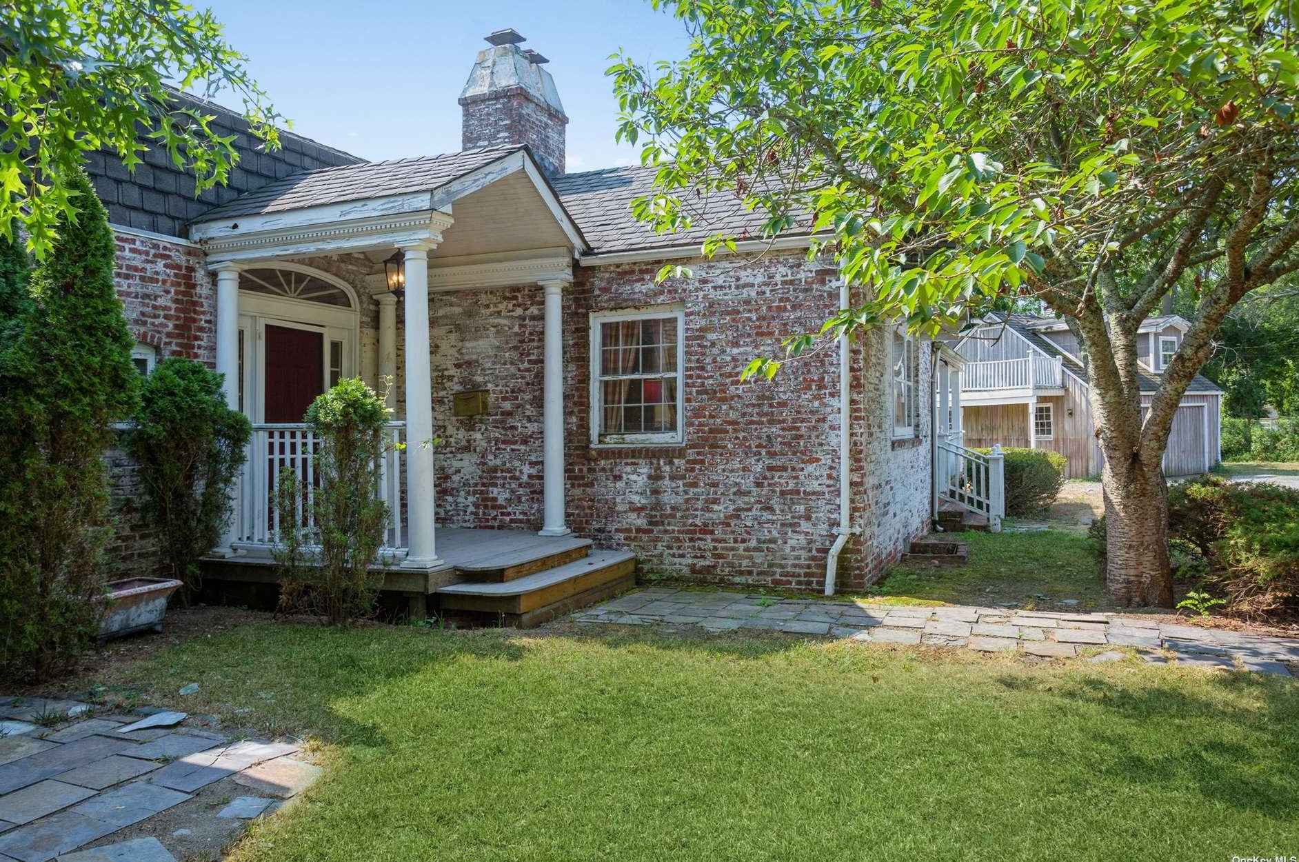 135 Blue Point Rd, Oakdale, NY 11769