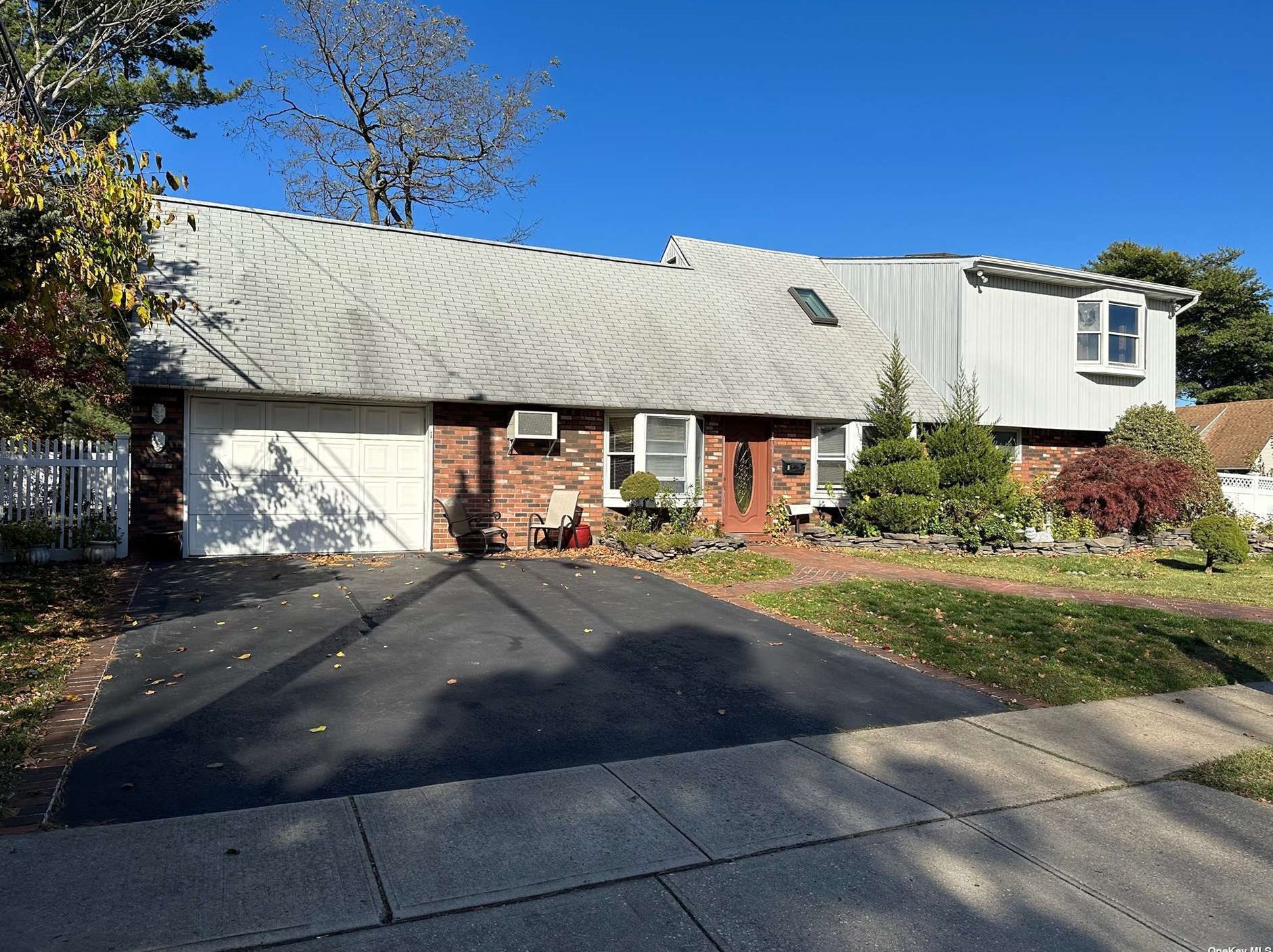 1 Blueberry Ln, Hicksville, NY 11801-4518