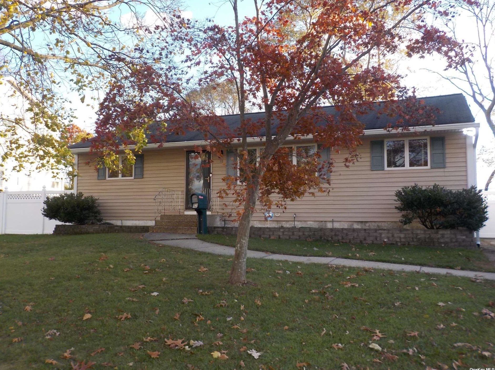 18 W Court Dr, South Setauket, NY 11720