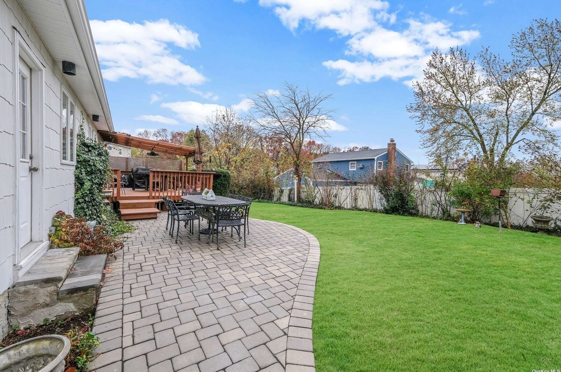 40 Calvert Ave, Hauppauge NY 11779-5917 exterior