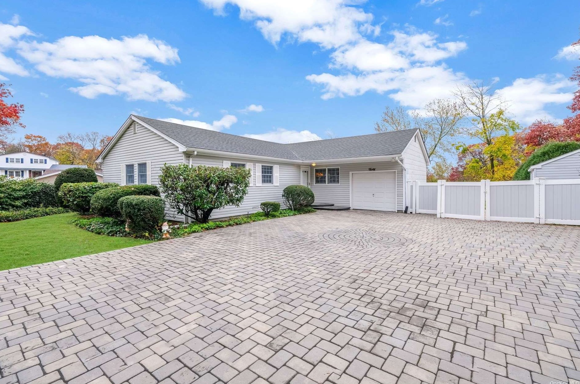 40 Calvert Ave, Hauppauge NY 11779-5917 exterior