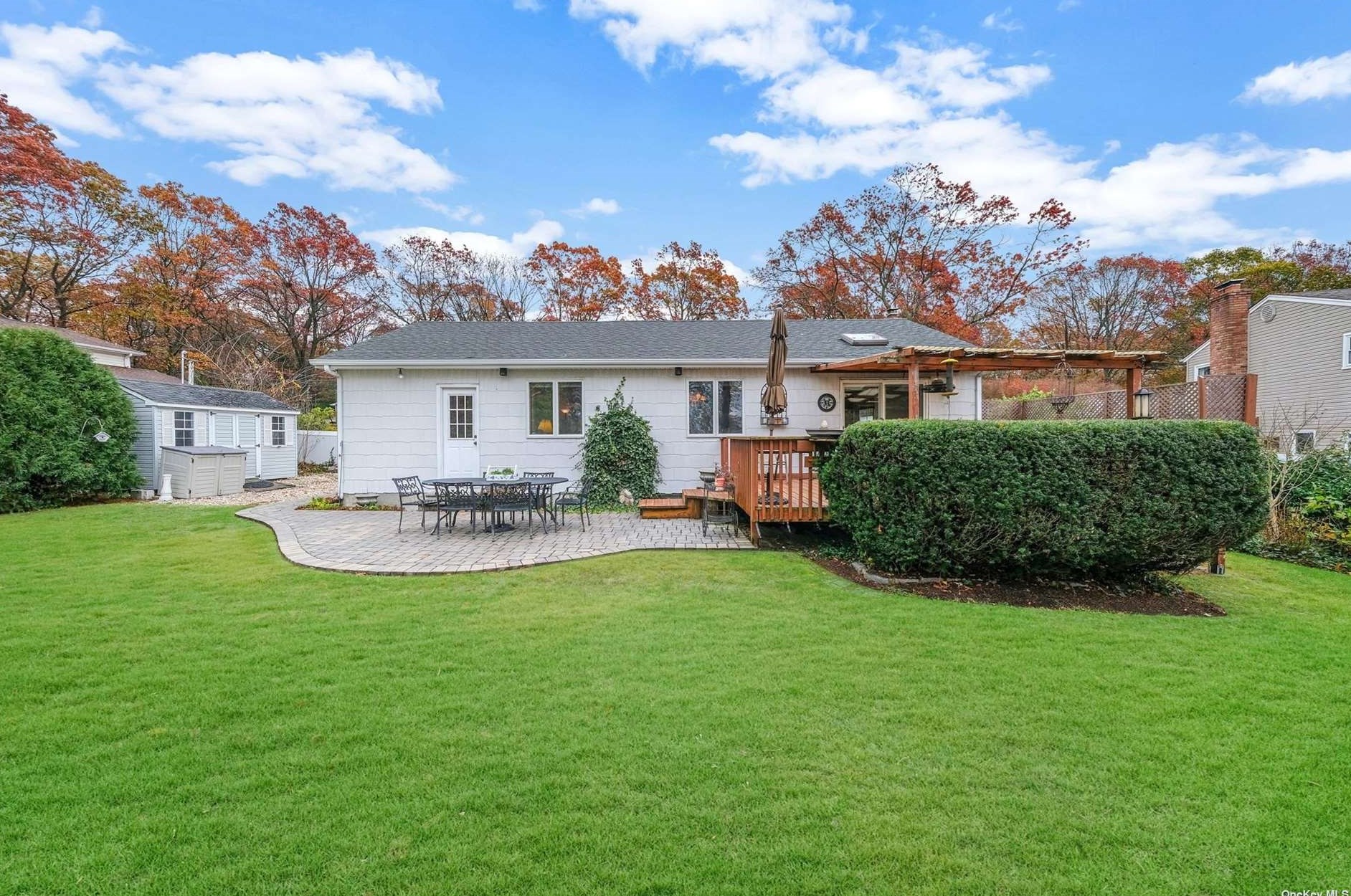 40 Calvert Ave, Hauppauge NY 11779-5917 exterior