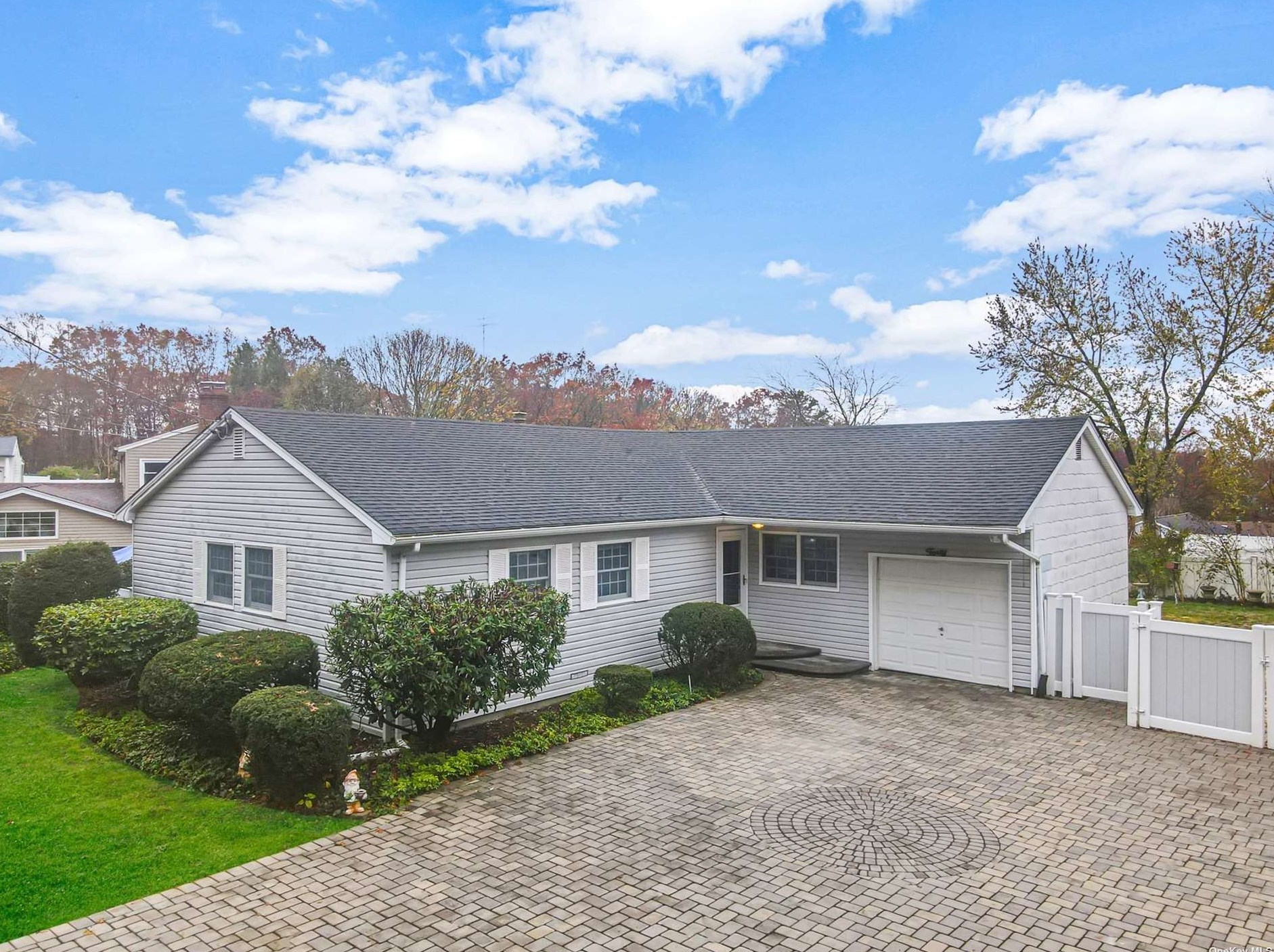 40 Calvert Ave, Hauppauge, NY 11779-5900