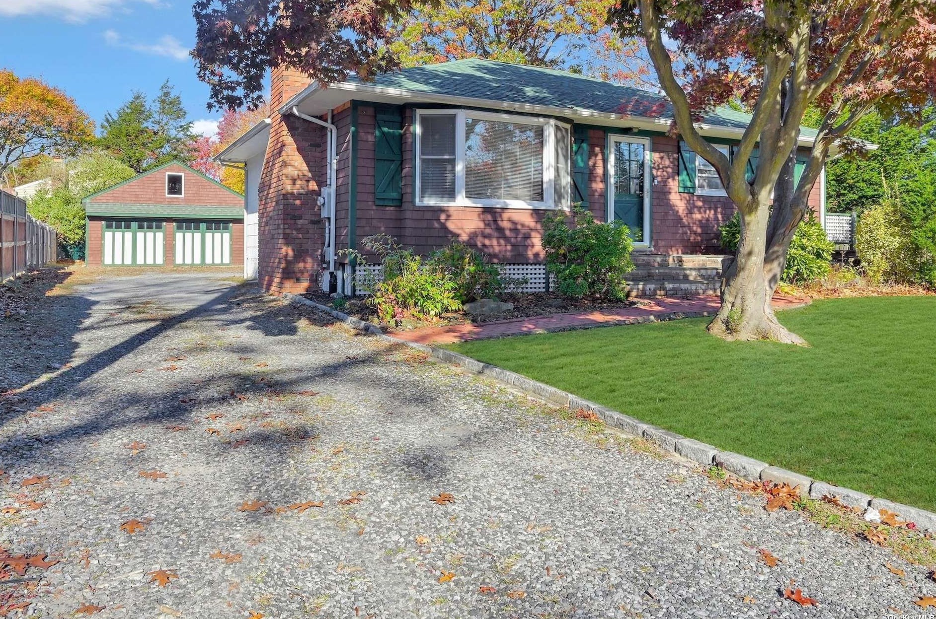 23 Grange St, Hunt NY  11743-4630 exterior