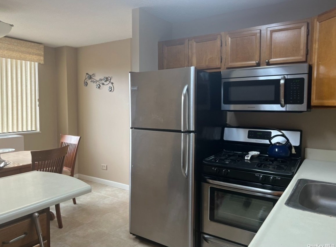 2 Bay Club Dr, Flushing NY 11360-2957 exterior