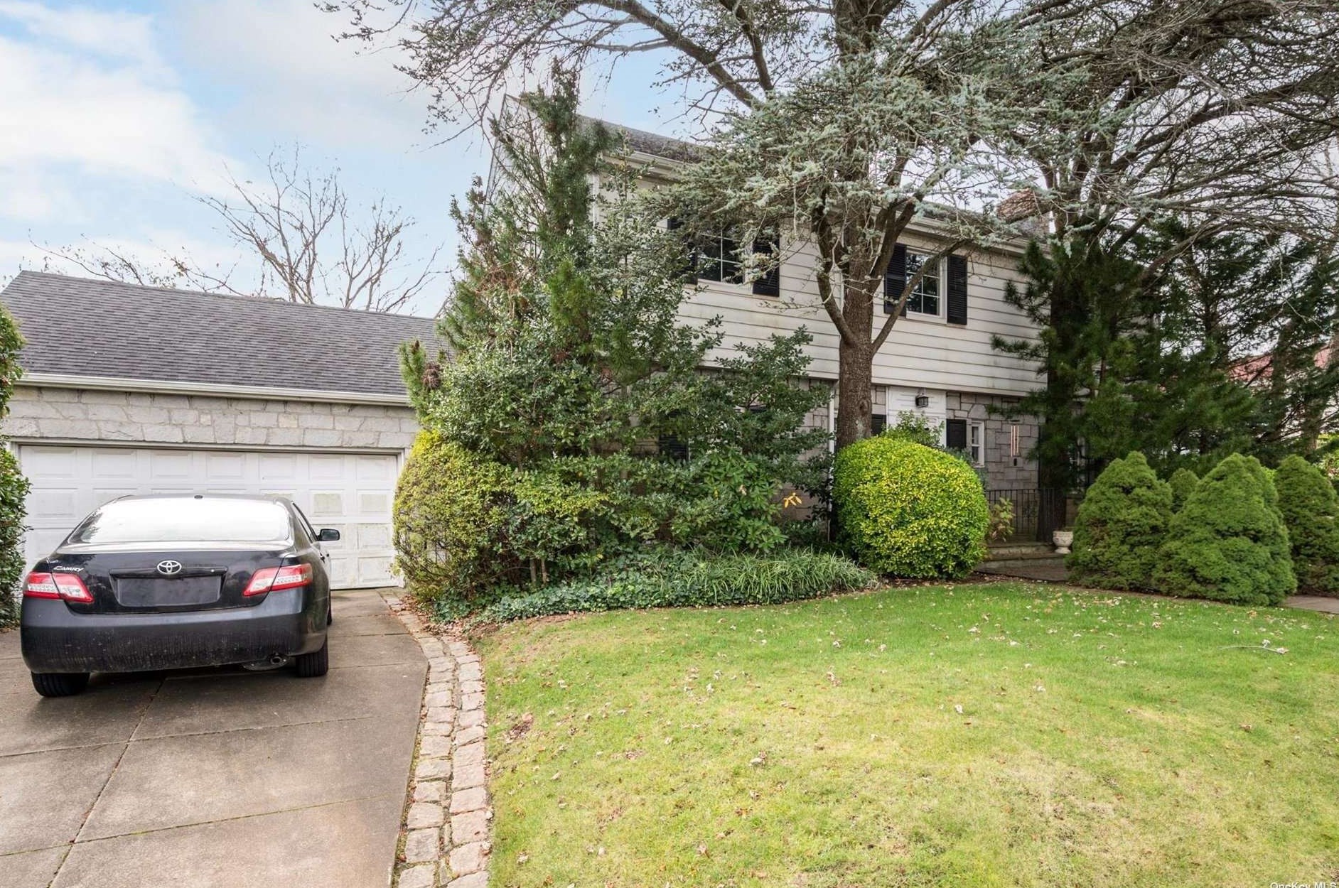 266 Beech St, East Atlantic Beach, NY 11561-4225
