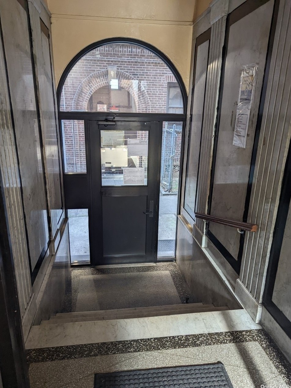 35-54 95th St, Flushing, NY 11372-1203