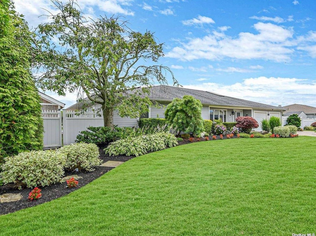 27 Harbor Ct, Copiague, NY 11726