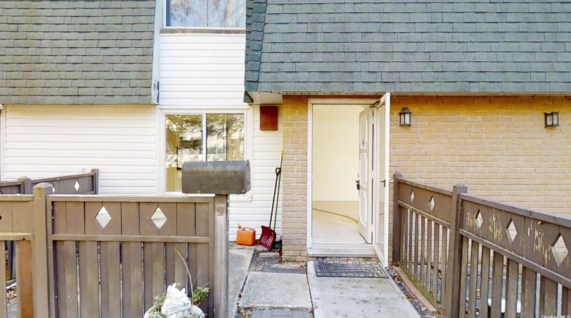 474 Daryl Dr, Gordon Heights NY  11763-1227 exterior