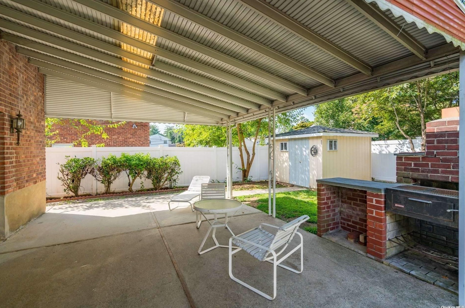 3 Driftwood Dr, Glen Cove NY  11542-1607 exterior