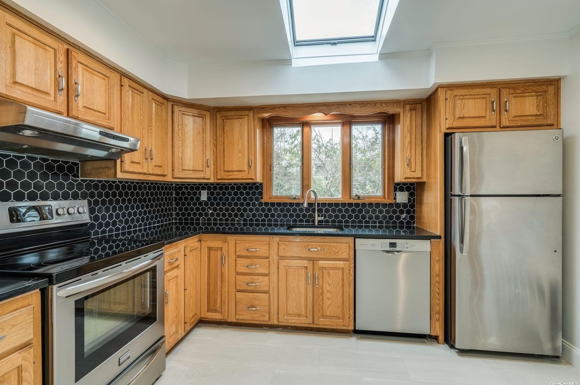 3 Driftwood Dr, Glen Cove NY  11542-1607 exterior