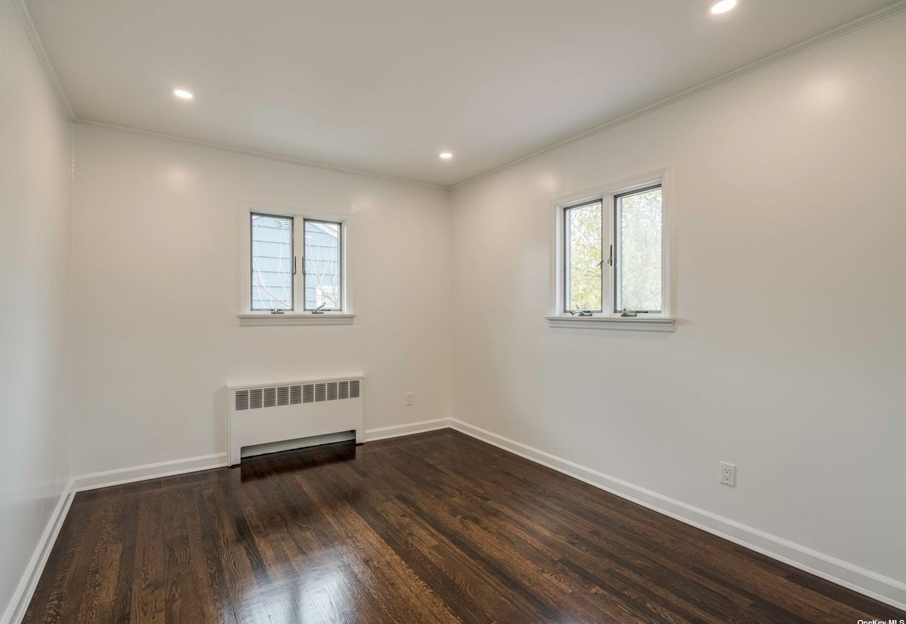 3 Driftwood Dr, Glen Cove NY  11542-1607 exterior