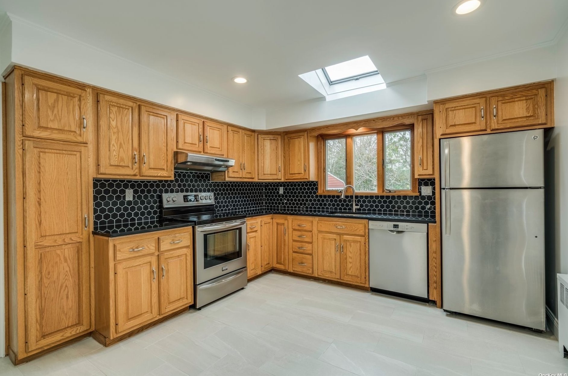 3 Driftwood Dr, Glen Cove NY  11542-1607 exterior