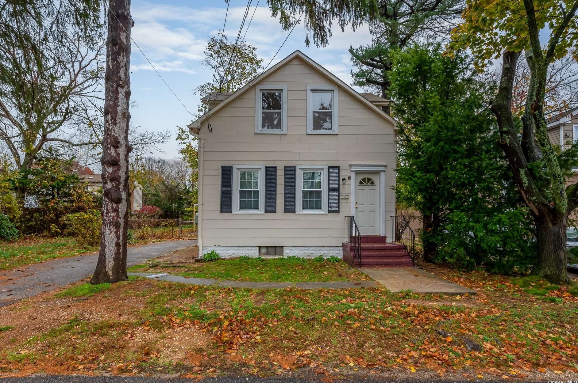 37 Winter Ave, Wheatley Heights, NY 11798