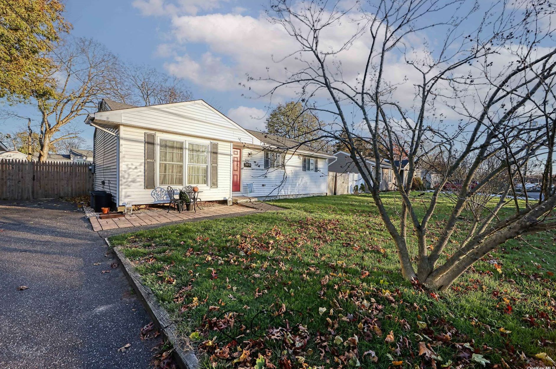 2707 Eagle Ave, Gordon Heights, NY 11763-2054