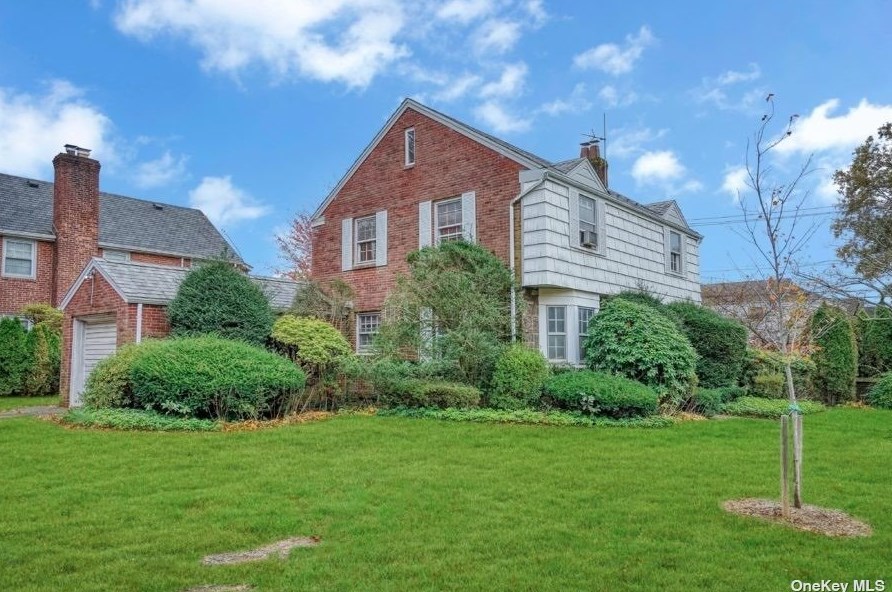 3 Revere Dr, Floral Park, NY 11001