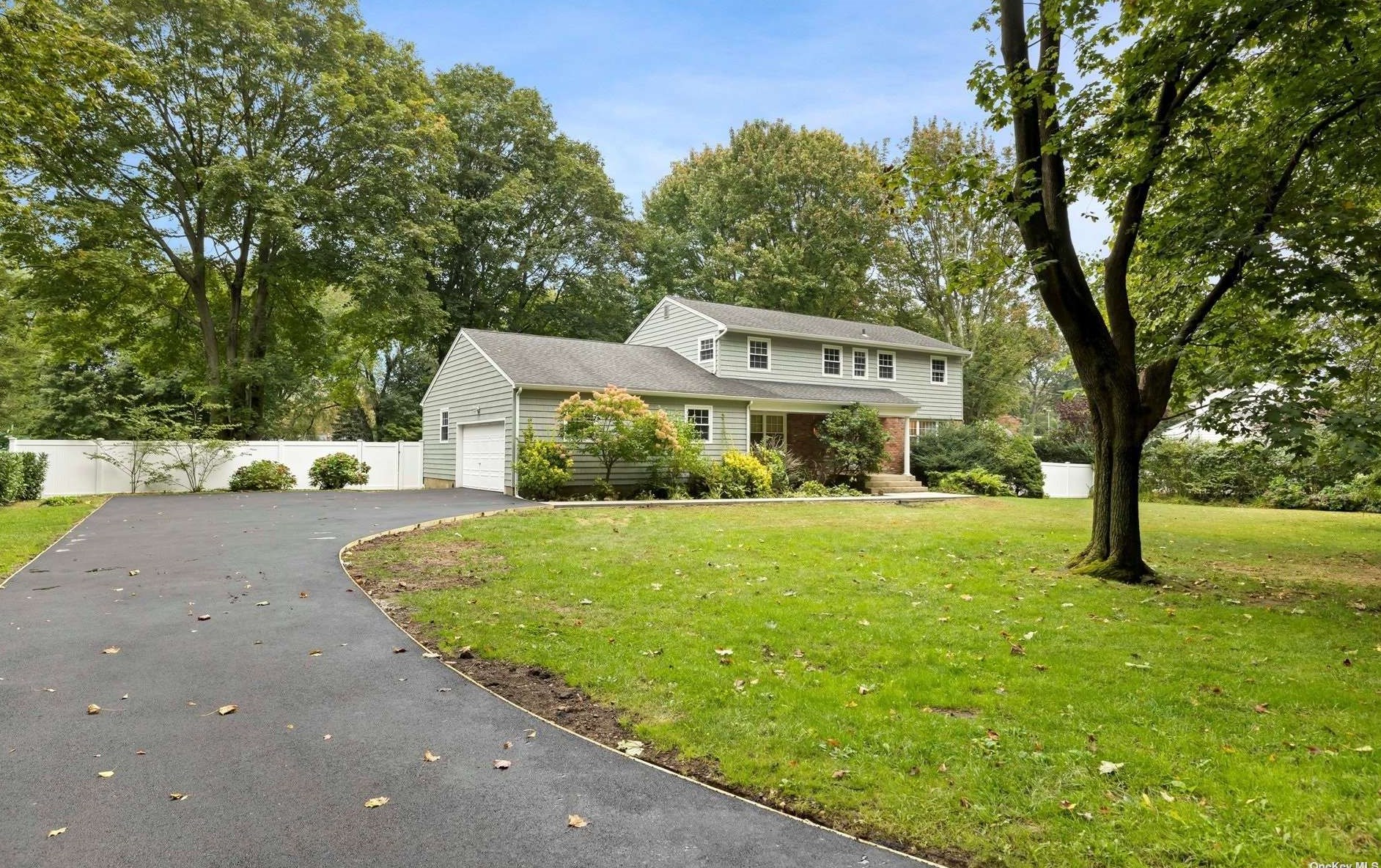 240 Plainview Rd, Woodbury, NY 11797