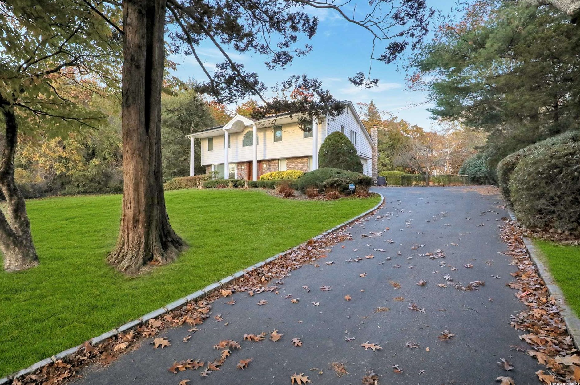31 Sarah Dr, Huntington Station, NY 11746