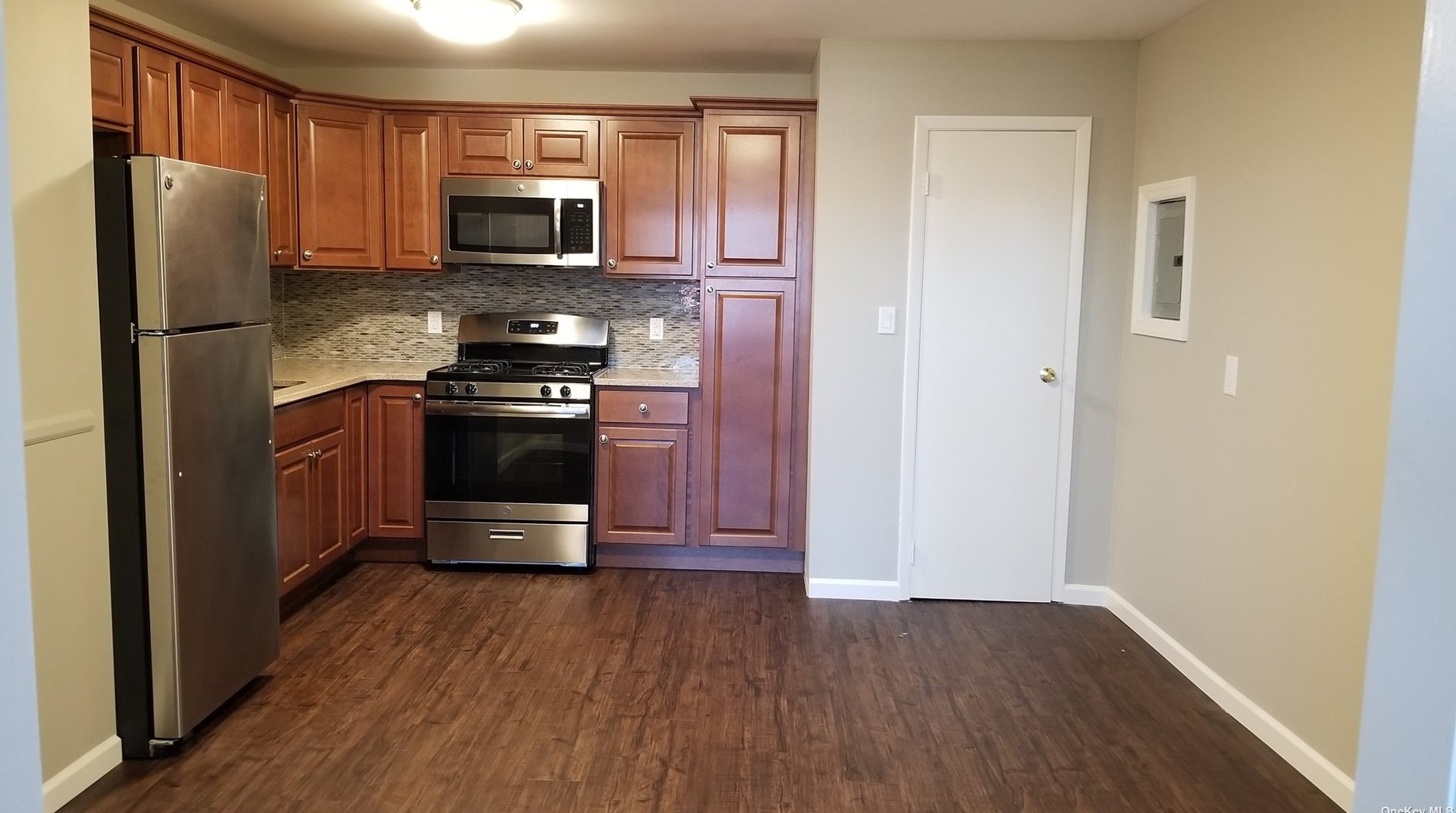 463-465 Main St #b, Islip Manor, NY 11751
