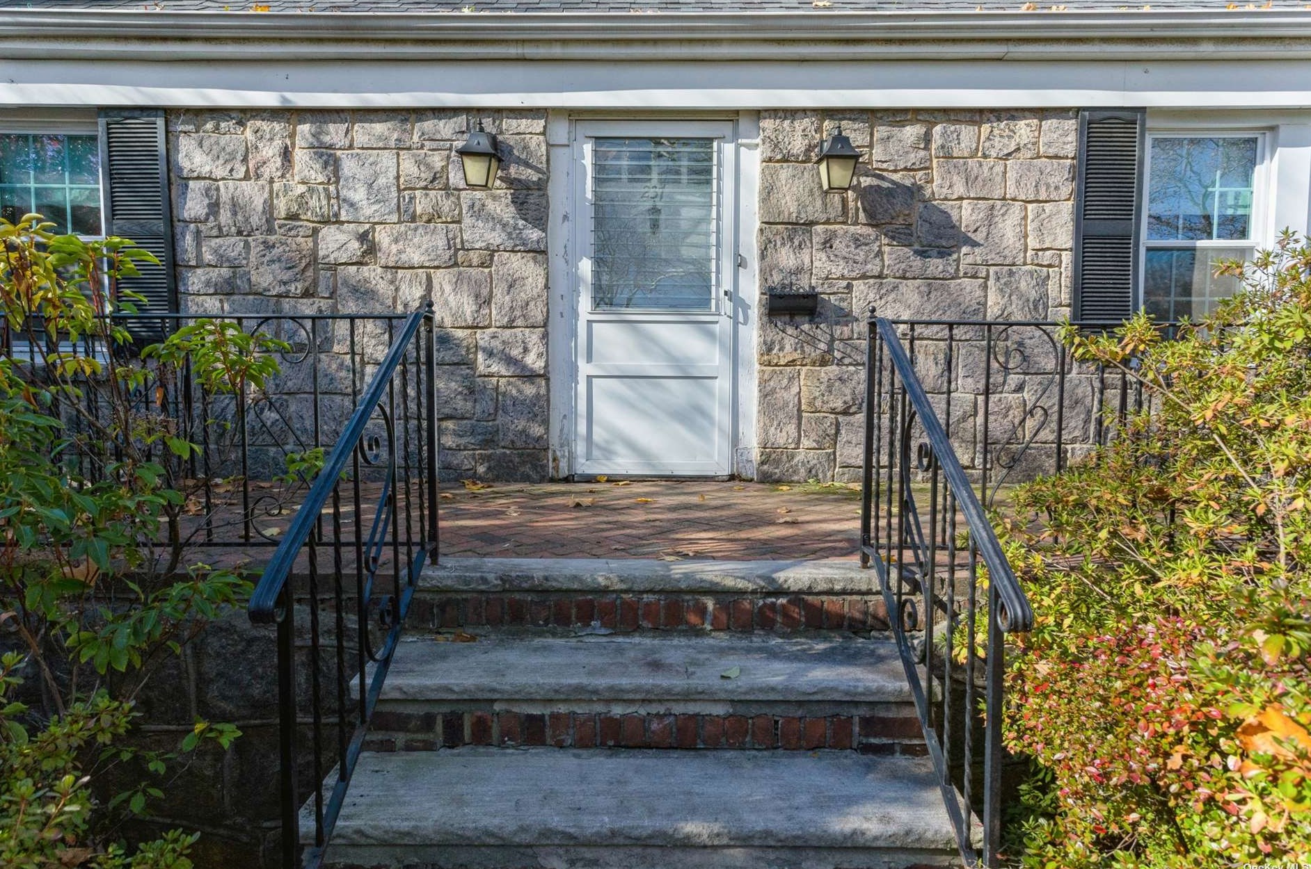 237 Dover Pkwy, Garden City, NY 11530-5023