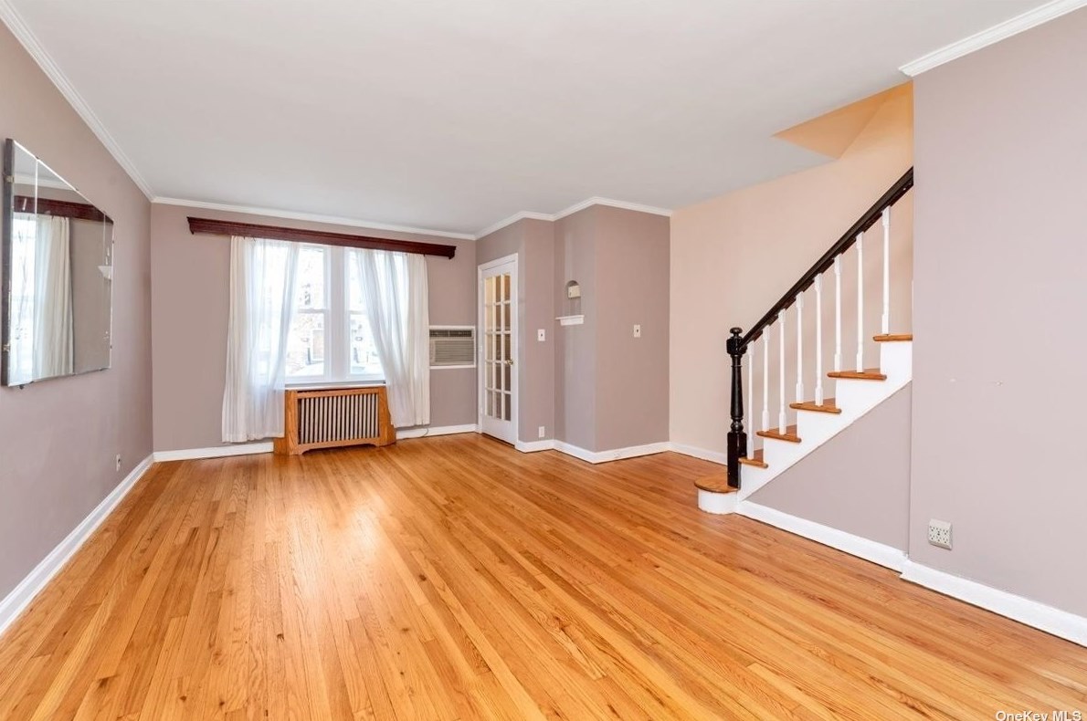715 160th St, Flushing, NY 11357-1327