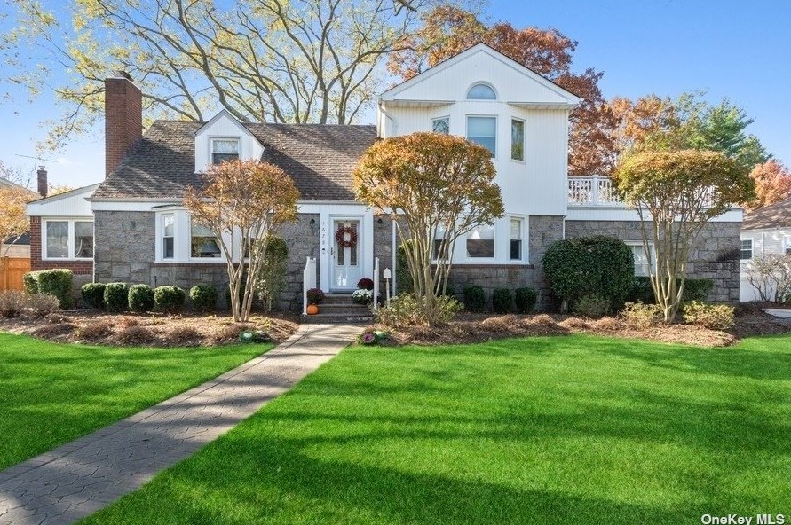 1678 Fenimore Rd, Hewlett, NY 11557-1541