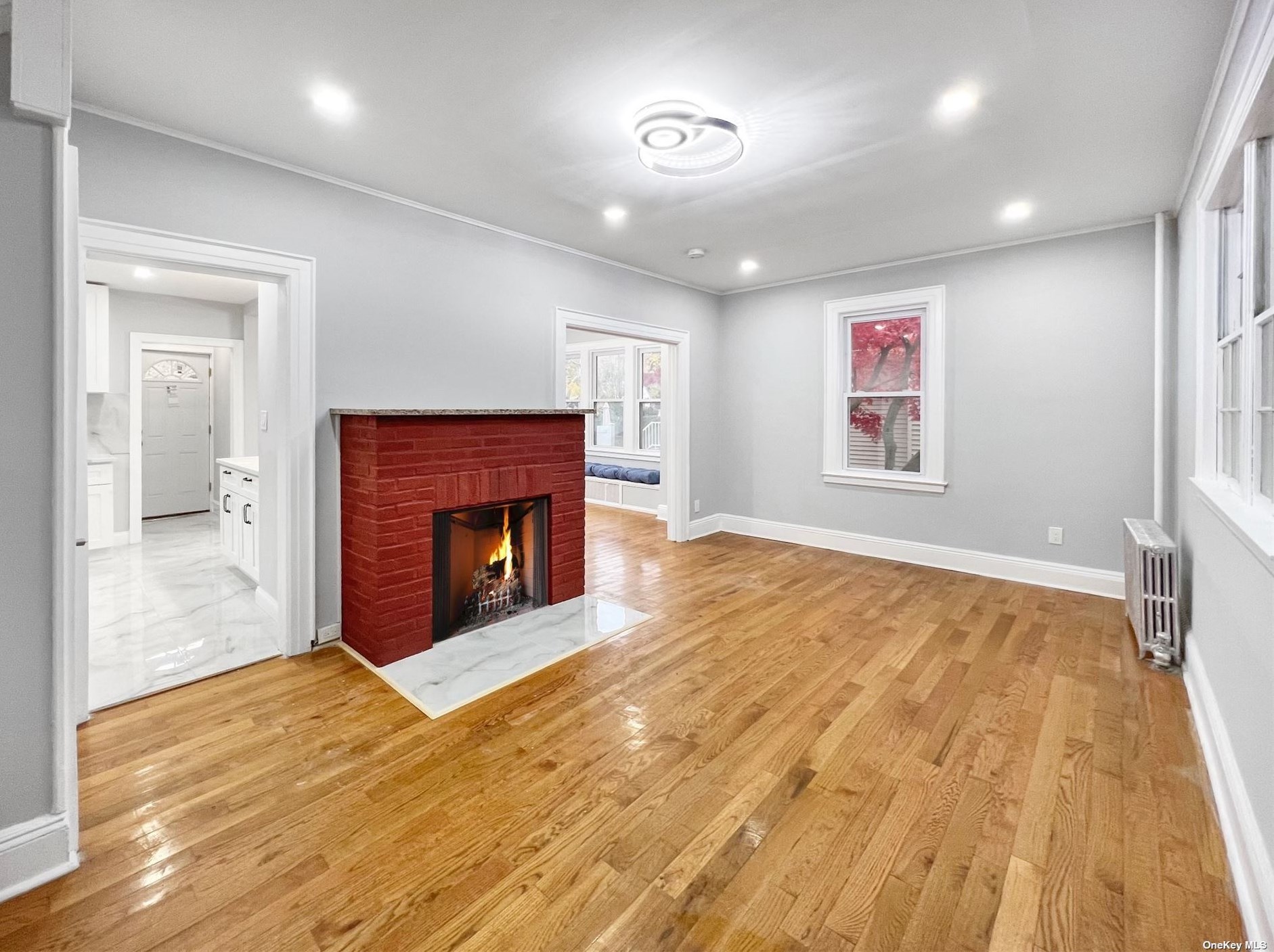 8 Rolling St, Lynbrook, NY 11563