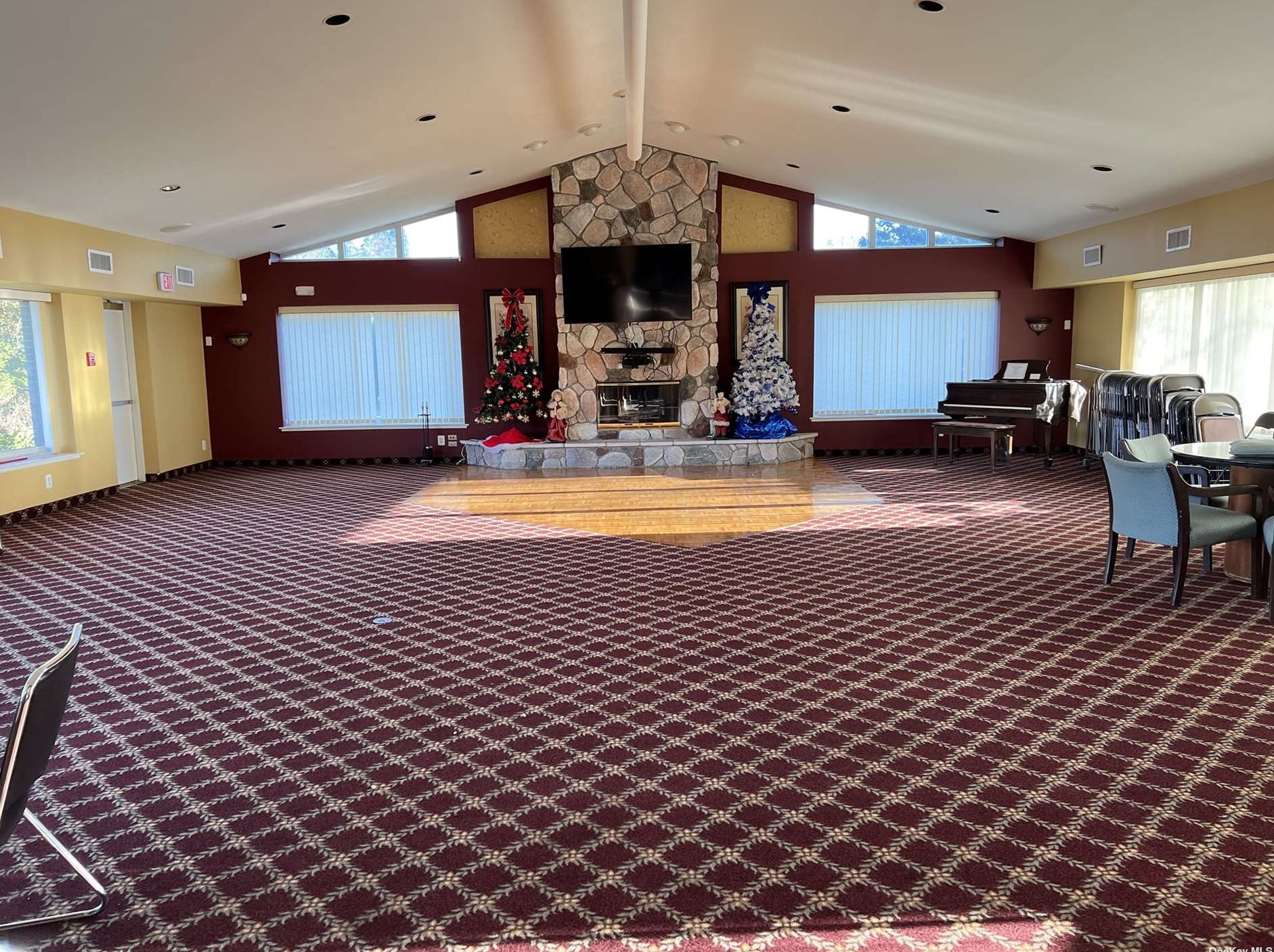 10 Jillian Ln, Middle Island NY  11953-3001 exterior