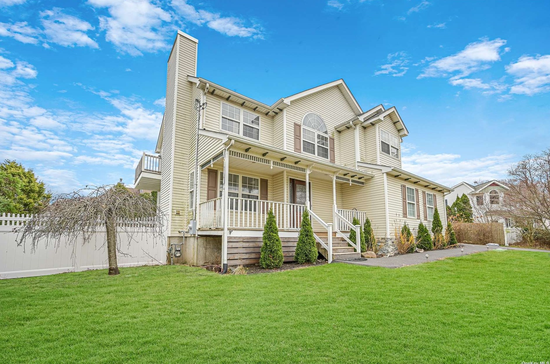 55 Deer Dr, Scotts Beach, NY 11789