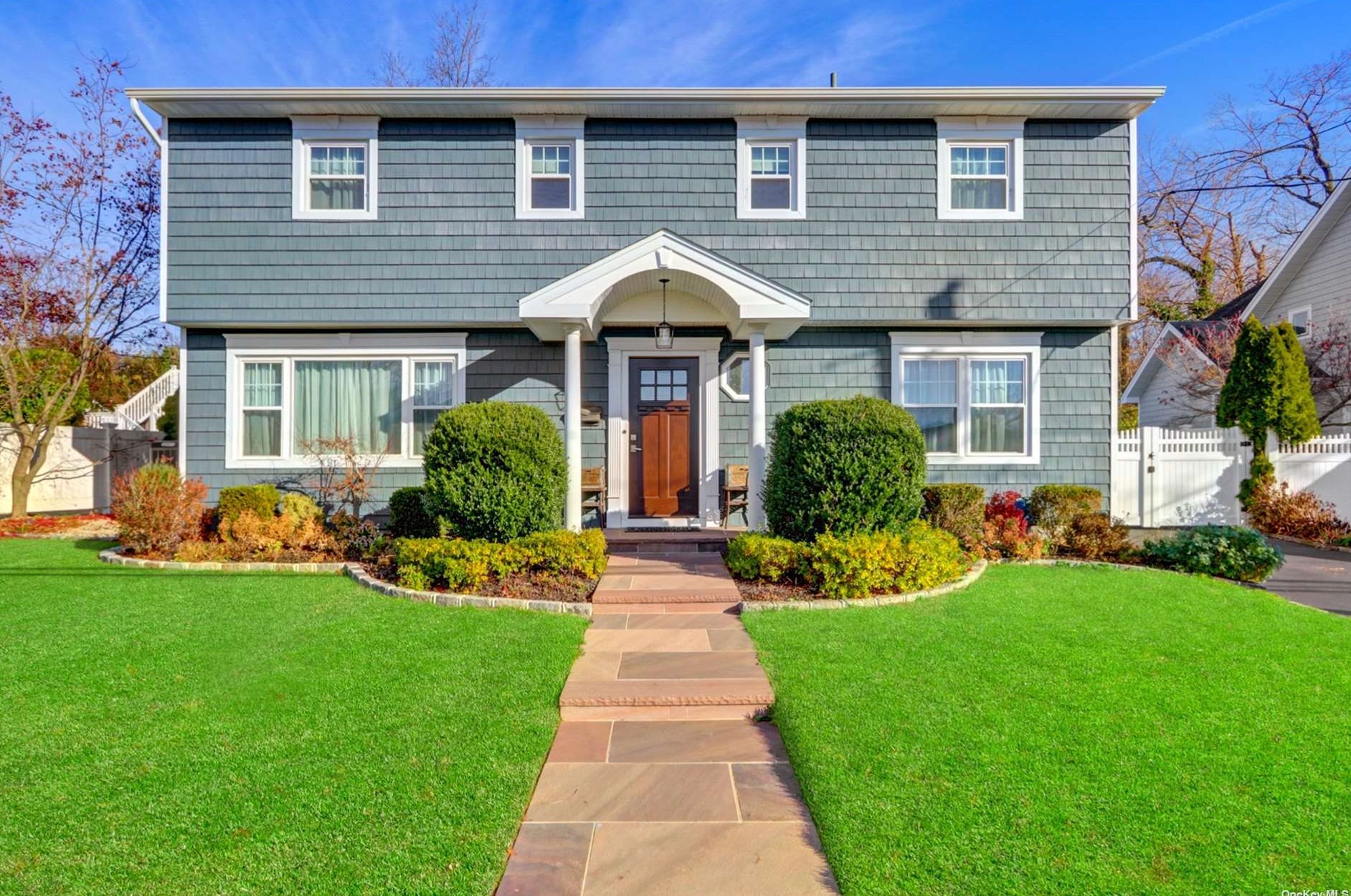9 Roosevelt St, Bayville, NY 11709-2930