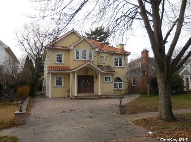 59 Maple Dr, New Hyde Park, NY 11040