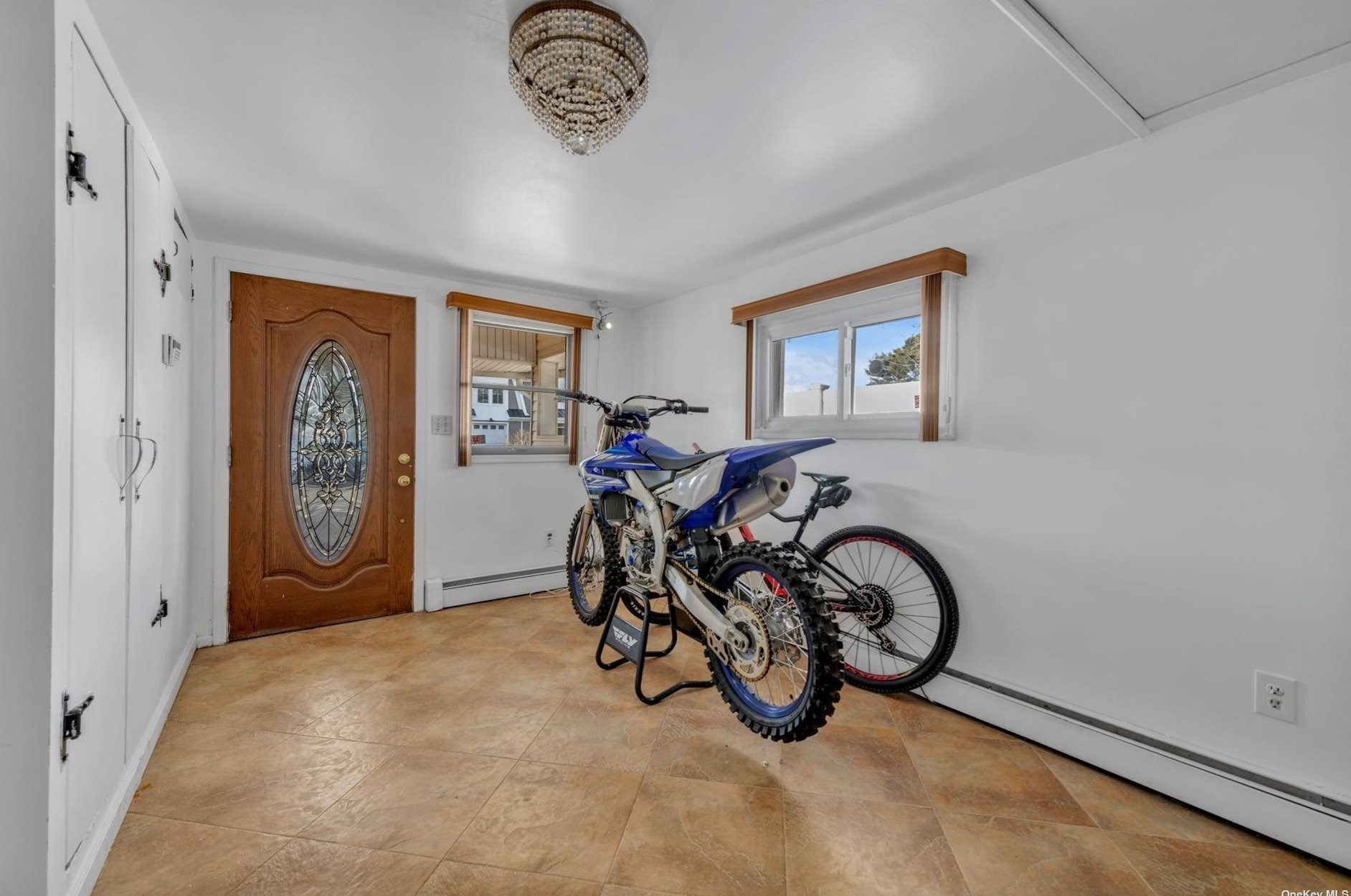 5 Hedge Ln, Westbury, NY 11590