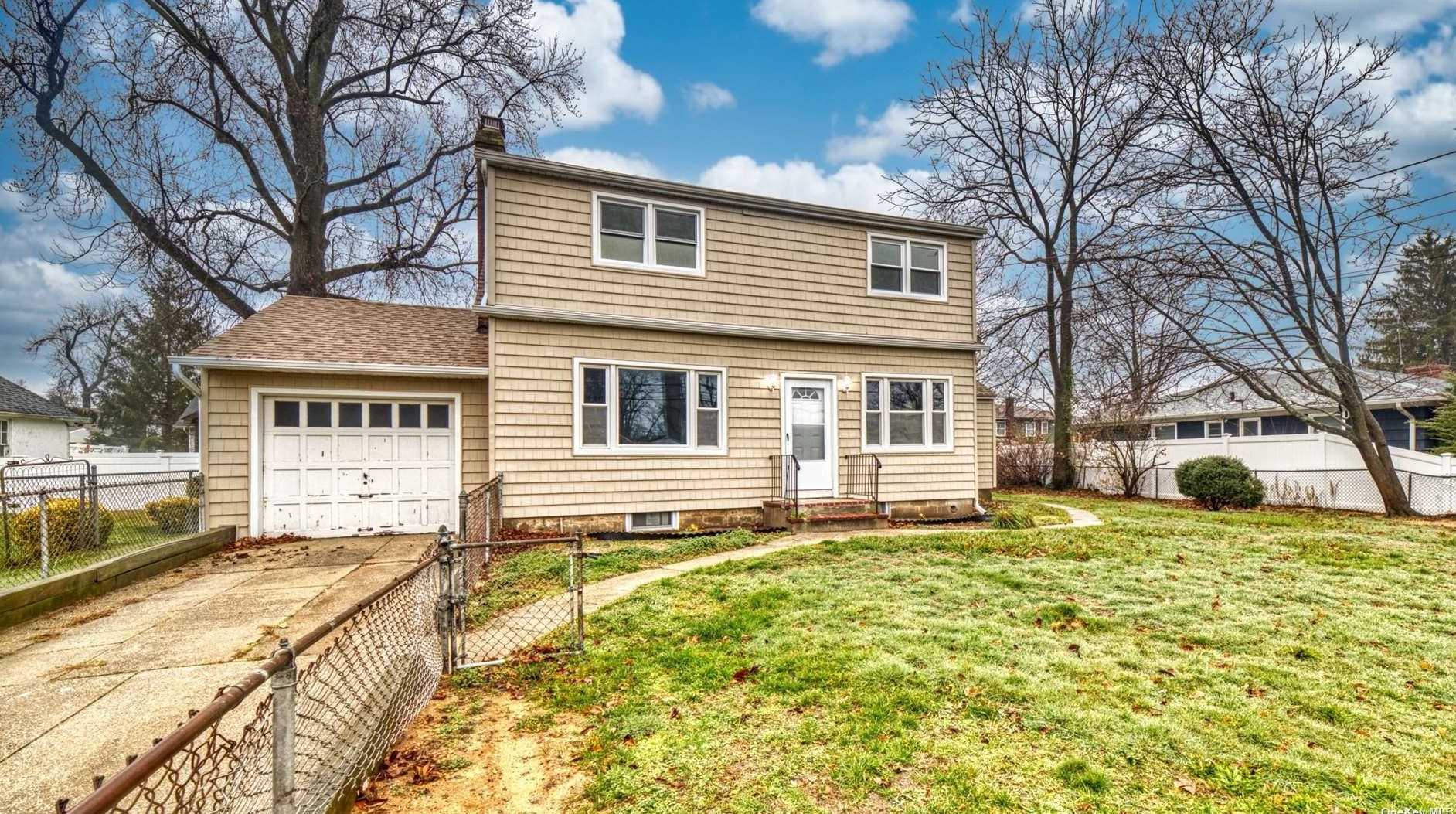 32 Easton St, North Lindenhurst, NY 11757