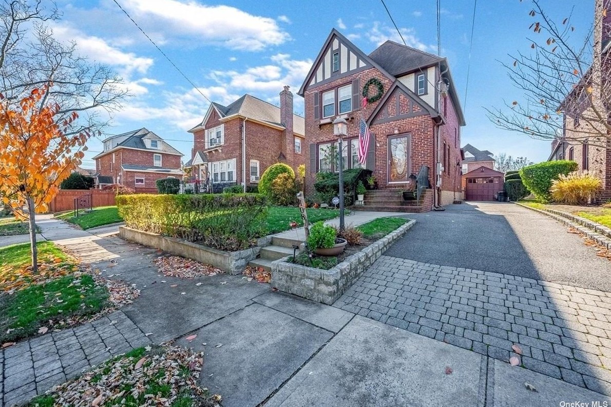 108 Canterbury Gate, Lynbrook, NY 11563-2926
