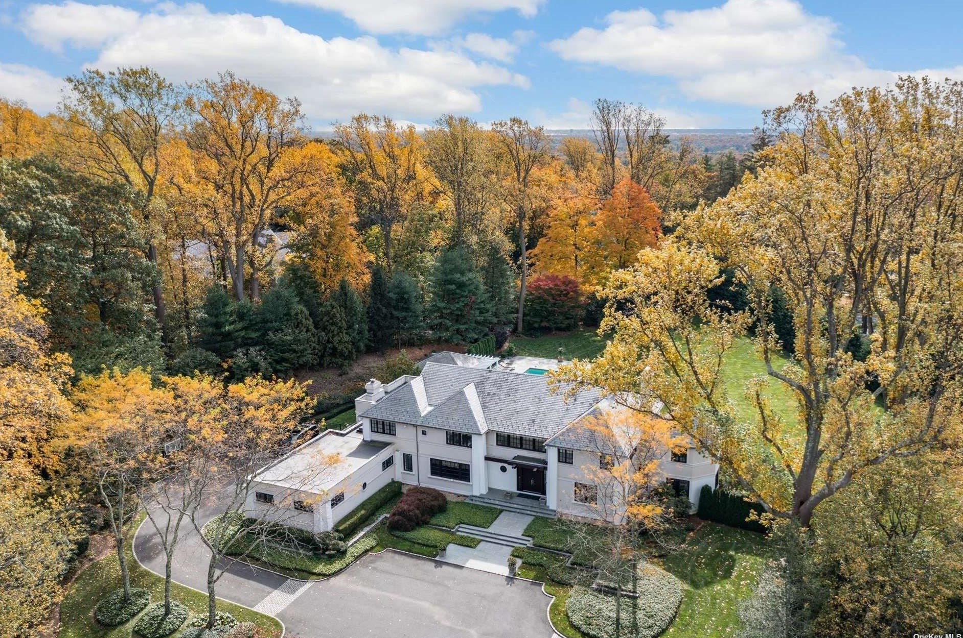 2 Saddle Ridge Rd, Westbury, NY 11568