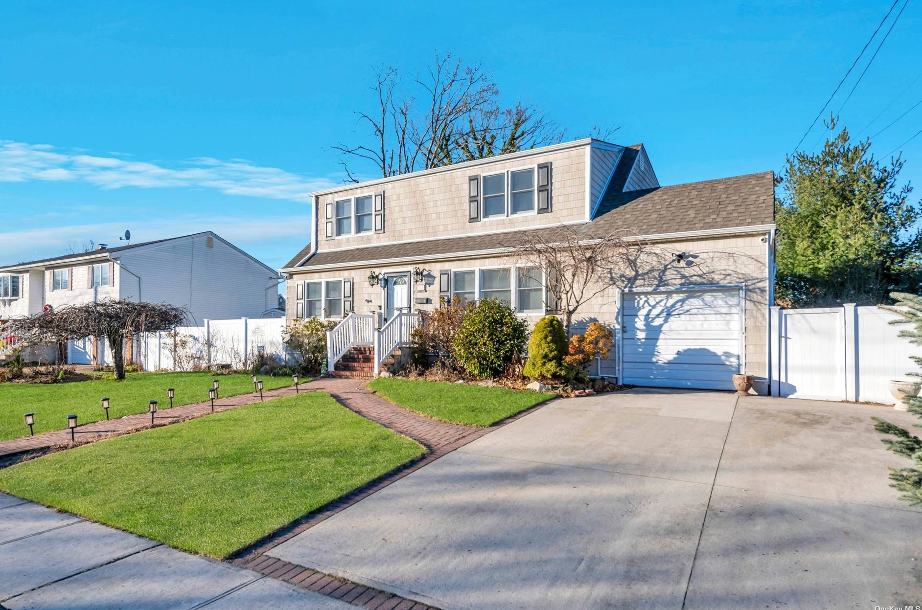 851 Brook St, Babylon, NY 11704