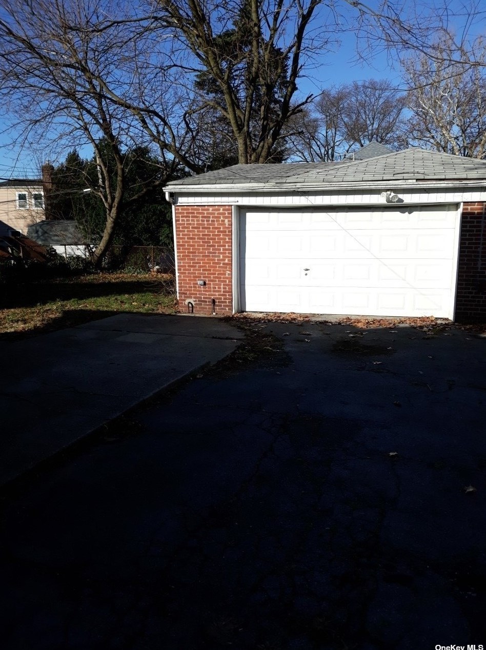 255-19 87th Dr, Floral Park, NY 11001