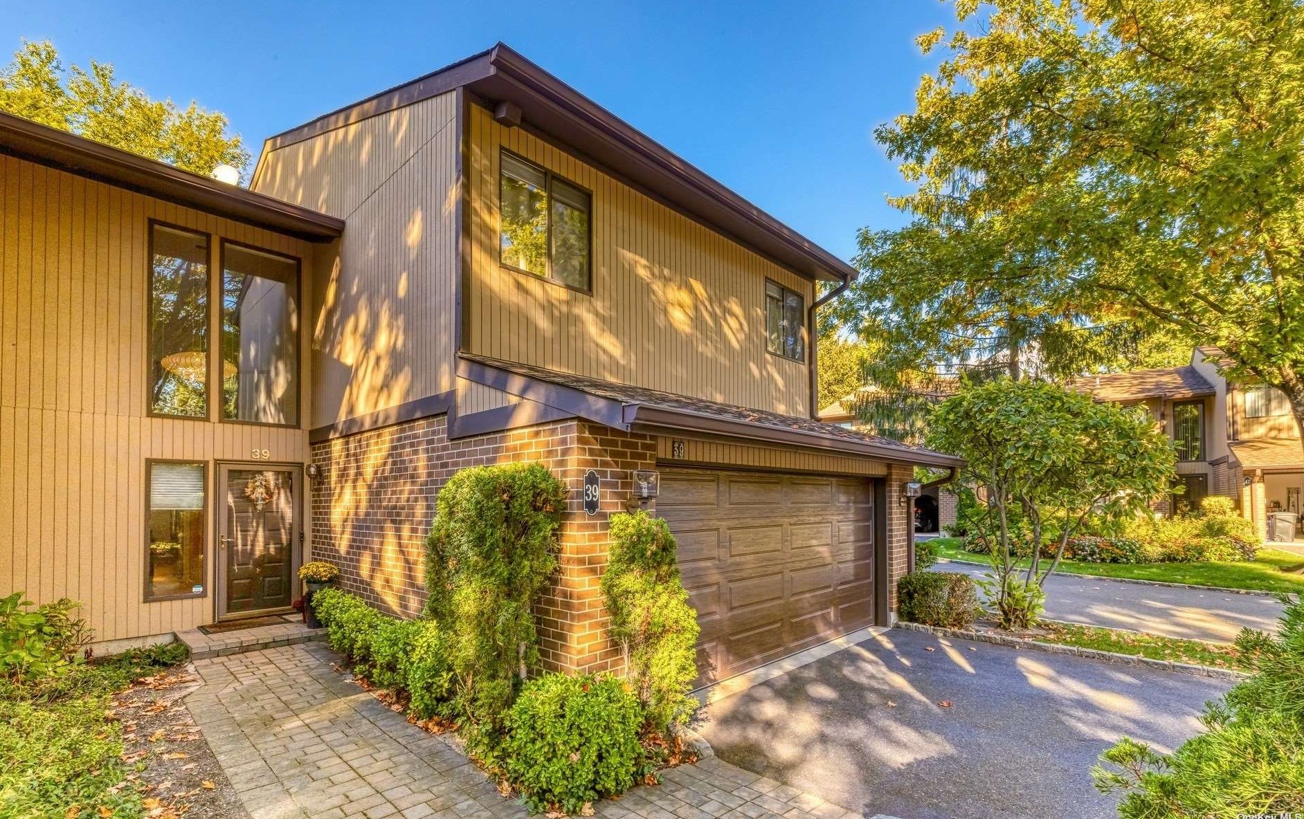 39 Wimbledon Dr, East Hills, NY 11576