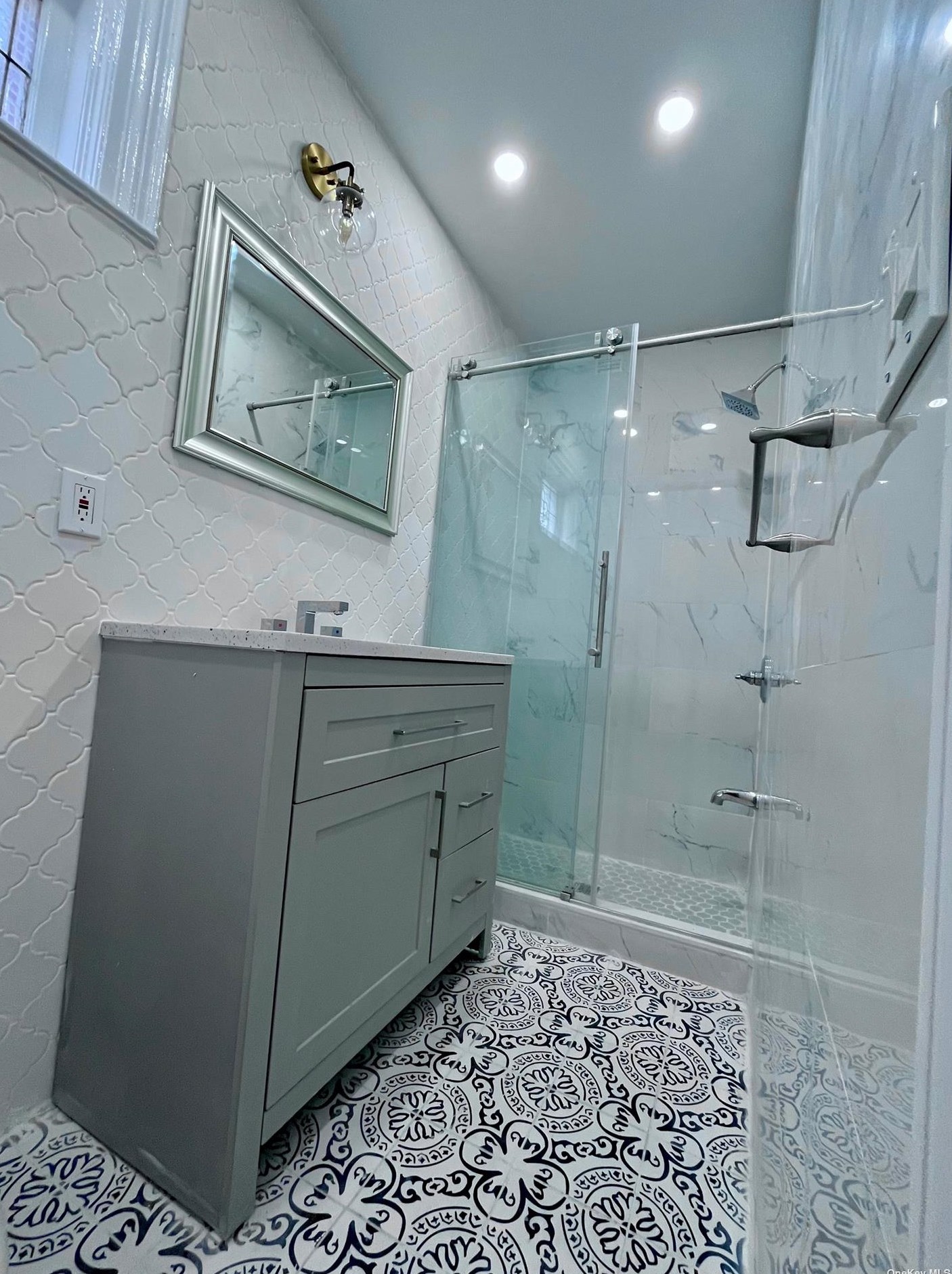 24-25 97th St, Flushing, NY 11369