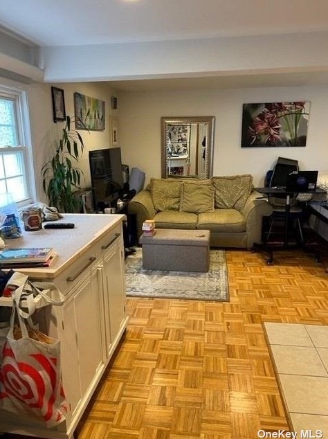 696 N Indiana Ave, North Lindenhurst, NY 11757