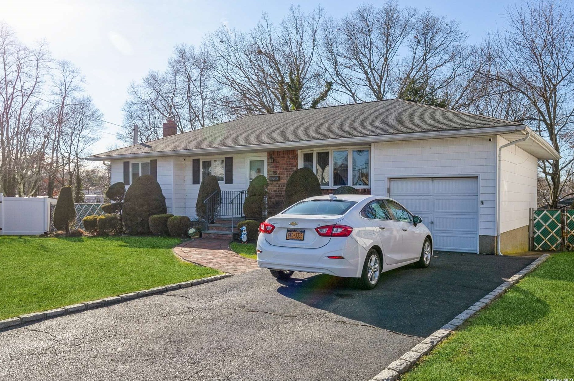 25 Eltona Pl, Elwood, NY 11731